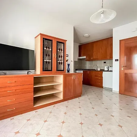 1 Bedroom Awesome In Appartement