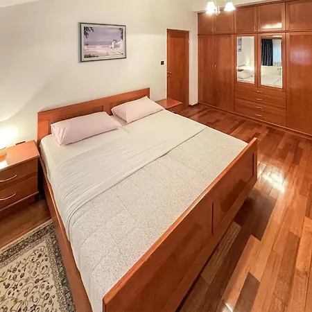 1 Bedroom Awesome In Appartement *