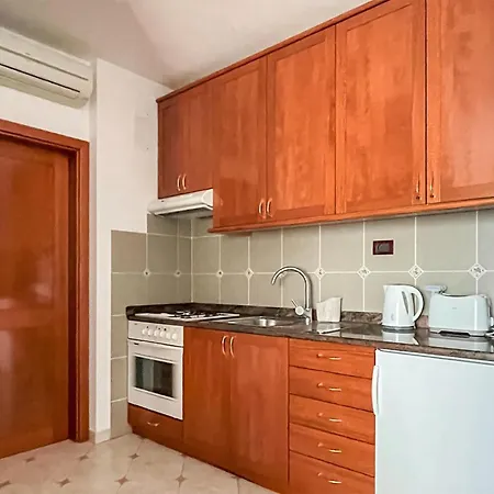 1 Bedroom Gorgeous In Apartment Kukci